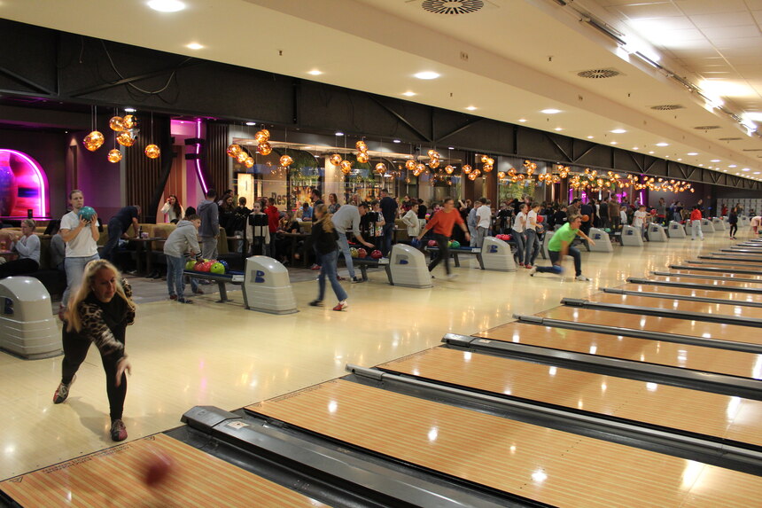 Foto: Blick auf die Bowlingbahnen.