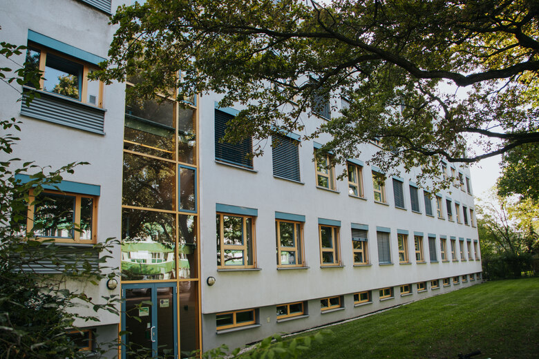 Foto: Vorderansicht Internatsgebäude Landessportgymnasium Leipzig.