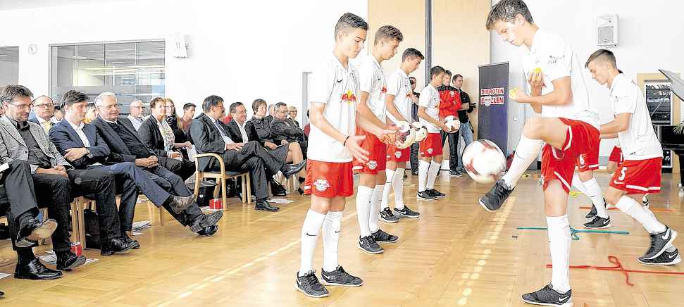 Die U16- und U17-Kicker des bei RB angesiedelten Nachwuchsleistungszentrums zeigen den Ehrengästen eine Showeinlage am Ball. Die U16- und U17-Kicker des bei RB angesiedelten Nachwuchsleistungszentrums zeigen den Ehrengästen eine Showeinlage am Ball.