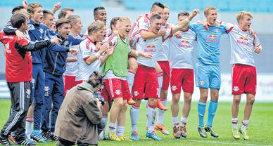 So sehen Sieger aus: Die U17 der Rasenballer feiert sich und den Finaleinzug. 