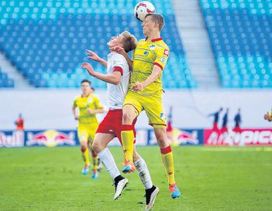 Im Kampf um die Lufthoheit: RB-Spieler Fridolin Wagner (l.) wird von Hoffenheims Lukas Hoffmann gedrückt.