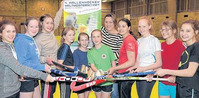 Vorfreude bei den Ballmädchen: Esther, Lilli, Franzi, Mira, Sophie, Anna Alicia, Sophie, Lotta, Josephine und Sofie vom LSC mit Koordinatorin Susann Thieme.