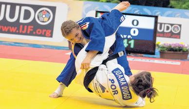 Patrycia Szekely (l.) bezwingt auf dem Weg zur JWM-Bronzemedaille die Portugiesin Joana Diogo.