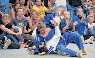Erster Bundesliga-Erfolg für Florian Pachel (blauer Anzug) gegen Babak Banaiy - und die begeisterten Fans sind hautnah dran am Geschehen. Erster Bundesliga-Erfolg für Florian Pachel (blauer Anzug) gegen Babak Banaiy - und die begeisterten Fans sind hautnah dran am Geschehen.
