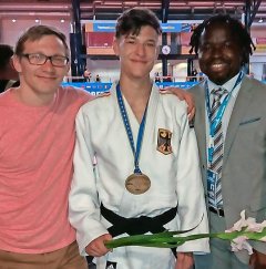 Bronze-Kämpfer Chris Lammers freut sich mit JCL-Coach Stefan Leonhardt (l.) und Bundestrainer Bruno Tsafack.