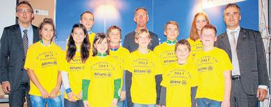 Siegerlächeln: Johanna Peters, Michaela Ebert, Felix Groß, Julia Heine, Christian Röbel, Olivia Schoppe, Tom Kamlot, Arne Uhlig, Charleen Lyska und Tom Böhmelt (v.l.) sowie die Herren Marco Wittwer, Jens Lehmann und Thomas Hoser.
