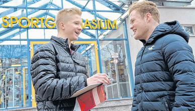 Auge in Auge, Fragen und Antworten: Leichtathlet Robert Farken (l.) im Gespräch mit Ringer Johann Steinforth vor dem Sportgymnasium.