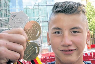 Zweimal Gold und einmal Silber: DHfK-Schwimmer Michael Schäffner ist sichtlich stolz auf seine Erfolge bei den deutschen Jahrgangs-Meisterschaften. Zweimal Gold und einmal Silber: DHfK-Schwimmer Michael Schäffner ist sichtlich stolz auf seine Erfolge bei den deutschen Jahrgangs-Meisterschaften.