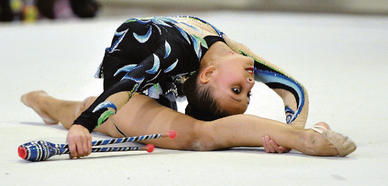 Gespannt bis in die Fußspitzen: TuG-Gymnastin Jenny Titov hat mit ihren Vereinskolleginnen den Einzug ins Finale der Regionalliga Ost geschafft. Beim zweiten Vorrunden-Wettkampf in der Heimturnhalle Leplaystraße belegen die Leipzigerinnen den zweiten Platz. 