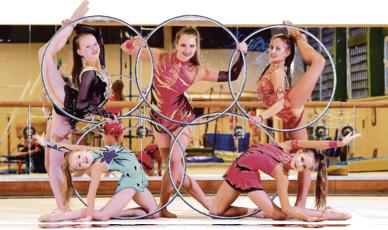 Rhythmus im Zeichen der Ringe: Die TuG-Gymnastinnen Alina Sojcenko, Joline Saupe, Annika Meyert, Michelle Kolensky und Jenny Titov (v. l.) zwischen Liga-Wettkampf in ihrer Heim-Halle Leplaystraße und dem Olympiaball auf der Messe. Rhythmus im Zeichen der Ringe: Die TuG-Gymnastinnen Alina Sojcenko, Joline Saupe, Annika Meyert, Michelle Kolensky und Jenny Titov (v. l.) zwischen Liga-Wettkampf in ihrer Heim-Halle Leplaystraße und dem Olympiaball auf der Messe.