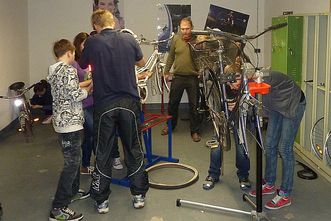 Schüler mit Betreuer in der Fahrradwerkstatt am Landessportgymnasium Leipzig