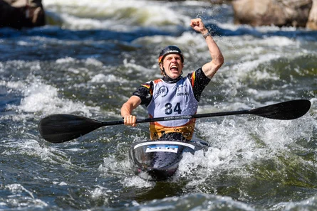 Foto: Slalomkanute Jakob Ungvari jubelt.