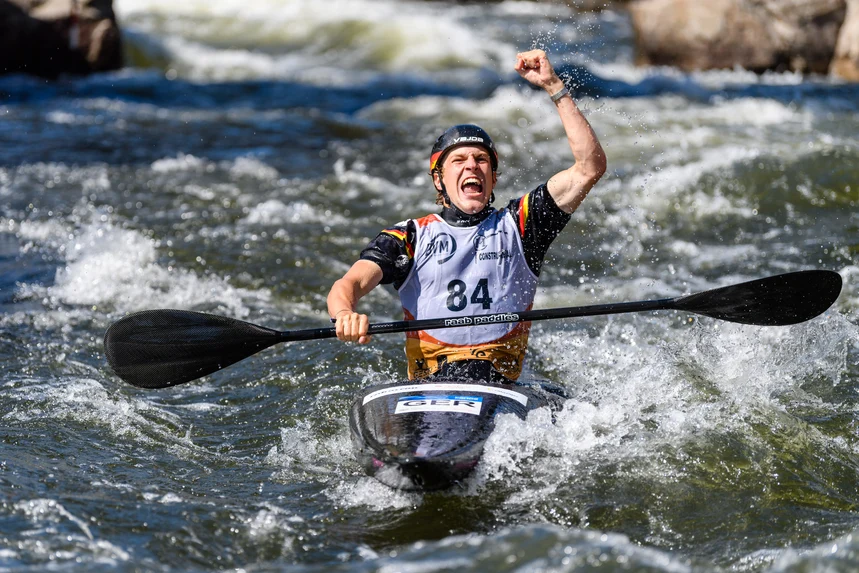 Foto: Slalomkanute Jakob Ungvari jubelt.