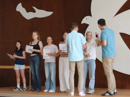 Foto: Auszeichnung der Jahrgangsbesten im Schuljahr 2025/26 auf der Bühne.