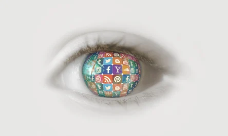 Grafik: Auge mit Icons von Social Media.