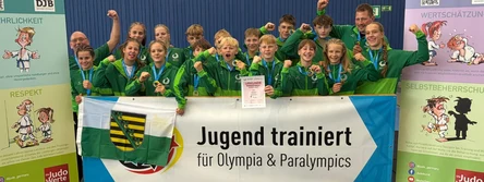 Foto: Das Judoteam unserer Schule mit Urkunde und Banner.