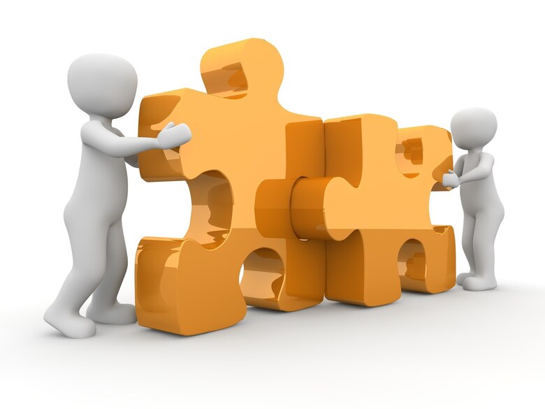 Grafik: 3-D-Figuren puzzeln zwei Teile zusammen.