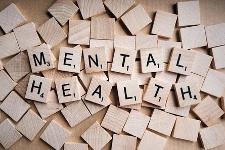 Foto: Holzbuchstaben ergeben das Wort Mental Health.