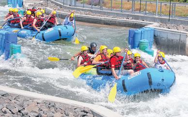 Die Gummireiter kämpfen im Wildwasserkanal gegen die Markranser - letztlich vergeblich, auch wenn das Team vom Rudolf-Hildebrand-Gymnasium Markkleeberg im Bild noch die Nase vorn hat. Die Mittelschule Markranstädt kam am Ende auf den vierten Rang. Die Gummireiter kämpfen im Wildwasserkanal gegen die Markranser - letztlich vergeblich, auch wenn das Team vom Rudolf-Hildebrand-Gymnasium Markkleeberg im Bild noch die Nase vorn hat. Die Mittelschule Markranstädt kam am Ende auf den vierten Rang.