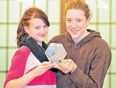 Die Finswimmer Lisa Kohnert und Sven Lützkendorf zeigen stolz den Glaspokal fürs Grüne Band.