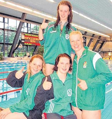 Lisa Kohnert (oben) freut sich mit Patricia Vogel, Melanie Fiedler und Sandra Pilz (v.l.) über den deutschen Staffel-Rekord. 