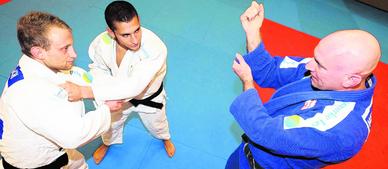 Sonderschicht: Danny Wallich (l.) und Simon Yacoub bereiten sich unter den strengen Augen von Henry Hubert auf den Bundesliga-Heimkampf vor.