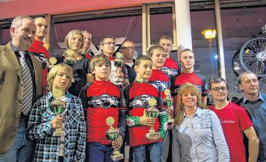 Traditionelle Ehrung beim Sponsor: Die Sieger des für die Talentesichtung so wichtigen Bike-Department-Ost-Cups präsentieren sich mit den Veranwortlichen und zeigen stolz ihre Pokale, die sie nach 26 Wettbewerben auf der Radrennbahn erkämpften. Vorn, v. l.: Sachsens Radsport-Präsident Holger Tschense, Marc-Leon Grobleben, Christian Röbel, Marius Hofmann, Manuela Götze, Sponsor Gerd May, Wolfgang Schoppe. Hinten, v. l.: Jörg Koppe, Leila Künzel, Bernd Kessler, Steffen Schröter, Martin Goetze, Felix Groß, Maximilian Ritschel, Michael Ritschel.