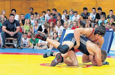 Den Gegner im Griff: KFC-Hoffnung Erik Thiele beim traditionellen Vergleich der Sportgymnasien, links Trainer/Vater Sven Thiele. Den Gegner im Griff: KFC-Hoffnung Erik Thiele beim traditionellen Vergleich der Sportgymnasien, links Trainer/Vater Sven Thiele.