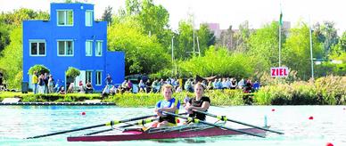 Anstrengung vor idyllischer Kulisse: Anne Dietrich (vorn) vom gastgebenden Ruderclub Eilenburg mit ihrer Partnerin Jessica Müller (RG Wiking im SC DHfK) belegt bei der Landesmeisterschaften im Doppelzweier der A-Juniorinnen Platz zwei hinter Josephine Eich und Tami Nennstiel aus Dresden. 