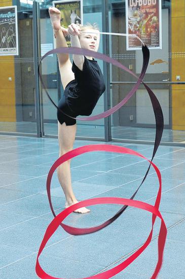 Band-Wirbel im Arena-Foyer: TuG-Gymnastin Maja Kuzmin geht bei den Deutschen Meisterschaften auf Medaillenjagd.