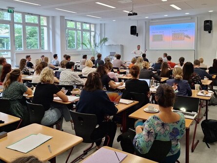 Foto: Blick auf Publikum und Referenten beim Pädagogischen Tag 2024 am Landessportgymnasium.