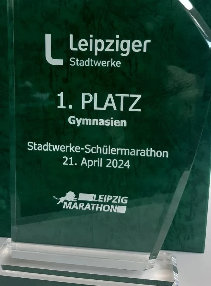 Foto: Pokal vom Leipzig Marathon 2024 Schüler-Mannschaftswertung
