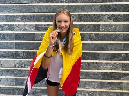 Foto: Linnea Radzeviciute mit Goldmedaille und Deutschlandfahne.