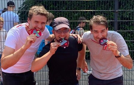 Foto: Siegerfoto mit Medaillen.