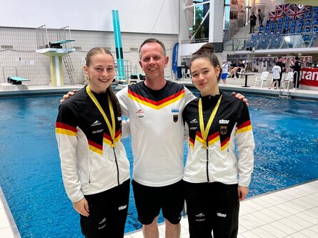 Foto: Der Trainer mit seinen Schützlingen.